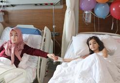 Enkazda 2 çekyat arasında yaşam mücadelesi veren Zümra ve annesine pasta sürprizi