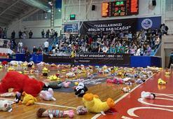 Depremzede çocuklar için sahaya oyuncak attılar, oyuncular gözyaşlarını tutamadı