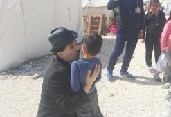 Depremzede çocuklara 'Charlie Chaplin' sürprizi