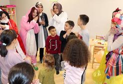 Depremzede çocuklar açılışını yaptıkları oyun salonunda eğlendi