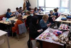 Kanseri yenen kadınlar, depremzedeler için atkı ve bere örüyor