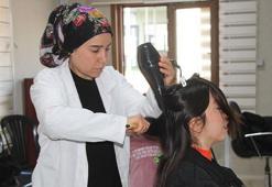 Kendi evi ve iş yeri de yıkılan kuaför Gülsüm’den depremzedelere ücretsiz hizmet