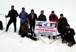 Kuraklığa dikkat çekmek için, Zernaki Tepe'ye tırmanıp pankart açtılar