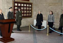 Bakan Akar'ın eşi Şule Akar ve beraberindeki komutan eşlerinden Anıtkabir'e ziyaret