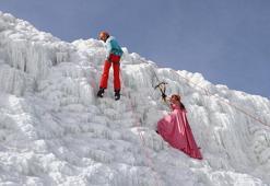 Tatiana, 10 yıldır geldiği Palandöken'de en sevdiği elbisesiyle buz dağına tırmandı