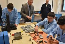 Liselilerden, depremzedeler için güneş enerjili ve ışıldaklı taşınabilir şarj cihazı