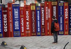 Okul duvarına 'kitap' konsepti