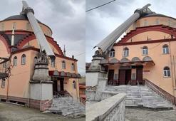 Zonguldak’ta şiddetli rüzgardan caminin minaresi devrildi