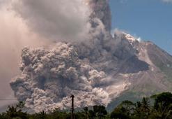 Endonezya’da yanardağ patlaması