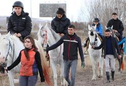 Depremzede ailelere atlı terapi