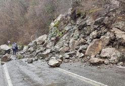 Ordu’da heyelan; düşen kayalar, yolu kapattı