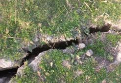 Ceyhan Nehri kıyısında deprem sonrası büyük yarıklar oluştu