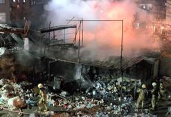 Küçükçekmece'de geri dönüşüm deposu alev alev yandı