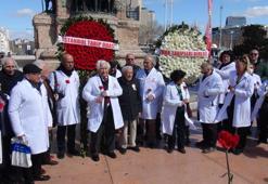 Taksim Cumhuriyet Anıtı'na sağlık çalışanları çelenk bıraktı