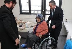 Yürüme güçlüğü çeken depremzedeye tekerlekli sandalye hediye edildi