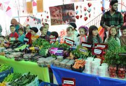 Minikler halk pazarı kurup, depremzedeler için satış yaptı