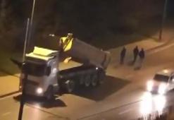 Sultangazi'de hafriyat kamyonunun damperi üst geçide çarptı: Geçit yaya trafiğine kapatıldı