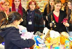 Romanya ve Polonyalı öğrenciler, depremzede çocuklara ülkelerinden pelüş oyuncak getirdi
