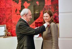 Türkan Elçi CHP'ye katıldı, parti rozetini Kılıçdaroğlu taktı