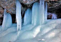 3 bin 204 rakımlı Erek Dağı'ndaki tamamen donan Sütun Şelalesi'ni görüntüledi