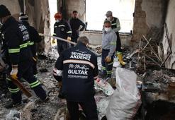 Belediye personeli, yanan evde bulduğu parayı sahibine teslim etti