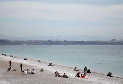 Antalya'da güneşli havayı görenler sahillere akın etti