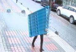 Bağcılar'da bir apartmanın demir bahçe kapısı üçüncü kez çalındı
