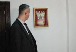 Trabzonspor kalecisi Uğurcan Çakır’ın eldivenleri sergileniyor