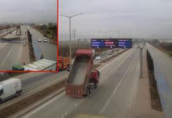 Kamyonunun açık unutulan damperinin çarptığı yön levhası devrildi