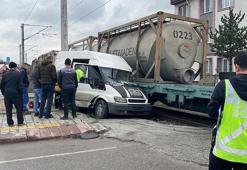 Yük treni, hemzemin geçitte minibüse çarptı