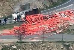 Virajı alamayan boru yüklü kamyon devrildi, sürücü yaralandı