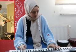 Reyyan, depremde kaybettiği öğretmeni gibi eğitimci olmak istiyor