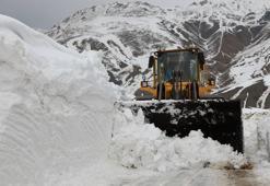 İran sınırında 3 metreyi bulan karla mücadele sürüyor