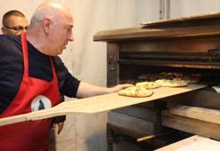 Belediye başkanı, fırının başına geçip depremzedeler için ramazan pidesi yaptı