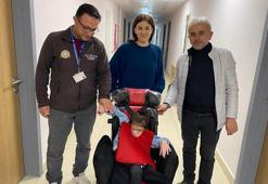 Sağlık çalışanlarından kas hastası depremzede Elisa'ya tekerlekli sandalye