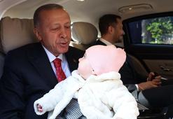 Cumhurbaşkanı Erdoğan 8 aylık Lina bebeği sevdi, oyuncak hediye etti
