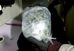 Otobüsteki yolcunun sırt çantasından uyuşturucu çıktı