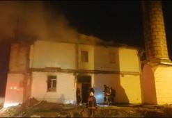 Depremde hasar aldığı için ibadete kapatılan tarihi cami yandı