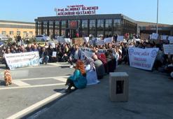 Prof.Dr. Murat Dilmener Acil Durum Hastanesi önünde 'Cerrahpaşa' protestosu