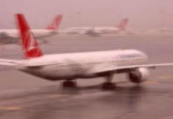 Viyana Havalimanı'nda rüzgar nedeniyle savrulan araç, THY uçağına çarptı