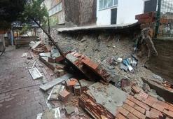 Beylikdüzü'nde aşırı yağmur nedeniyle bahçe duvarı çöktü