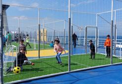 Depremzede çocuklar barındıkları gemide futbol oynadı