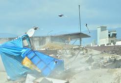 Yıkım sırasında çatıdaki kümeste bulunan güvercinler son anda kurtuldu