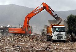 Hatay’da enkaz kaldırma çalışmaları yağmur altında sürüyor
