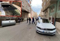 Kuvvetli rüzgarda çatıdaki su tankı otomobilin üzerine düştü: 2 yaralı