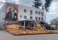 Osmaniye'de fırtına; okul çatısı uçtu, 2 otomobil hasar gördü