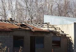 Van'da kuvvetli rüzgar; çatılar uçtu