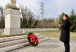 Bakan Dönmez, Budapeşte'de 'Türk Şehitliği'ni ziyaret etti