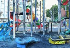 Parktaki çocuk oyun gruplarını yaktılar