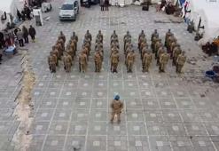 Komandolar, deprem bölgesindeki görevlerini marş okuyarak tamamladı